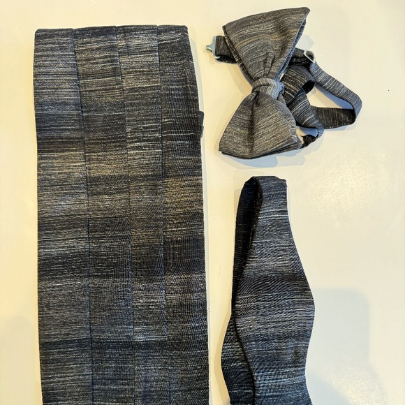 Silk Cummerbund with 2 matching bow ties. - Picture 1 of 1